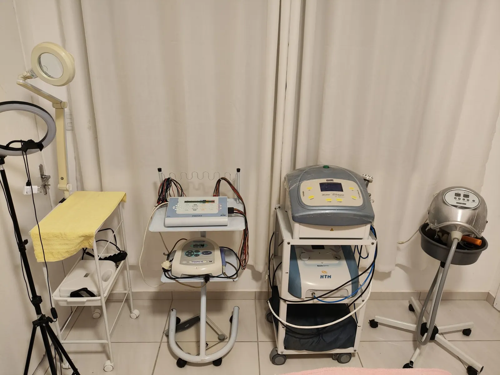 Equipamentos de estética facial e corporal na sala de atendimento